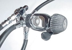 Scuba diving regulator and yoke